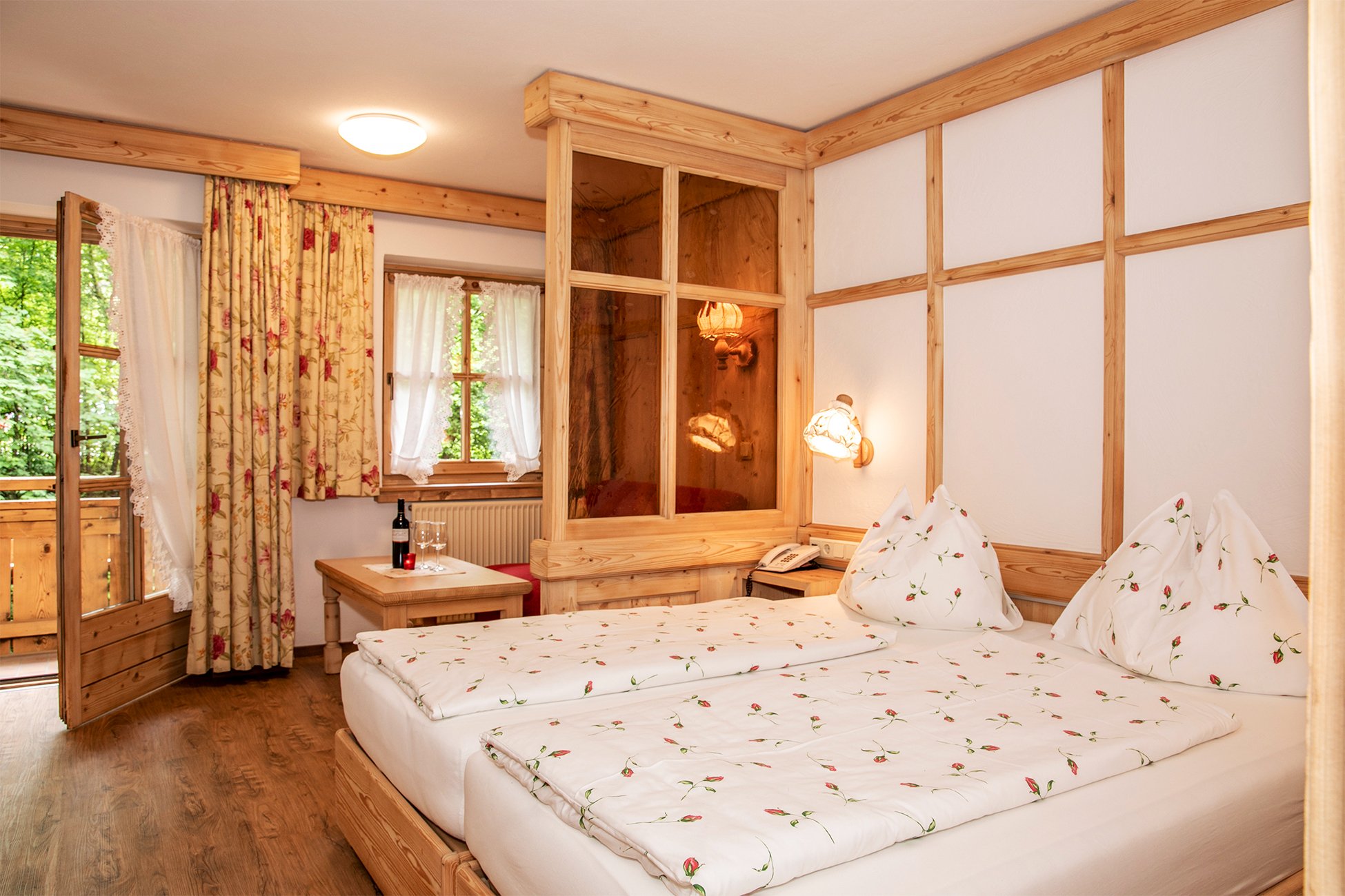 Kategorie B "Nationalpark" mit Doppelbett und Couch Kategorie B "Nationalpark" mit Doppelbett und Couch