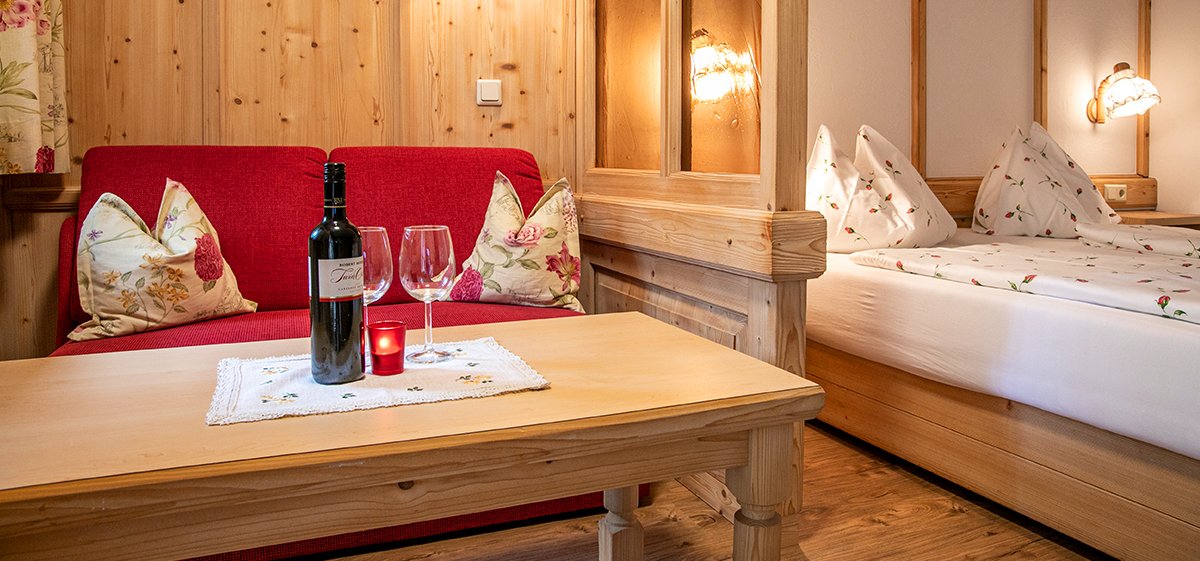 Zimmer mit Vollholzeinrichtung Zimmer mit Vollholzeinrichtung